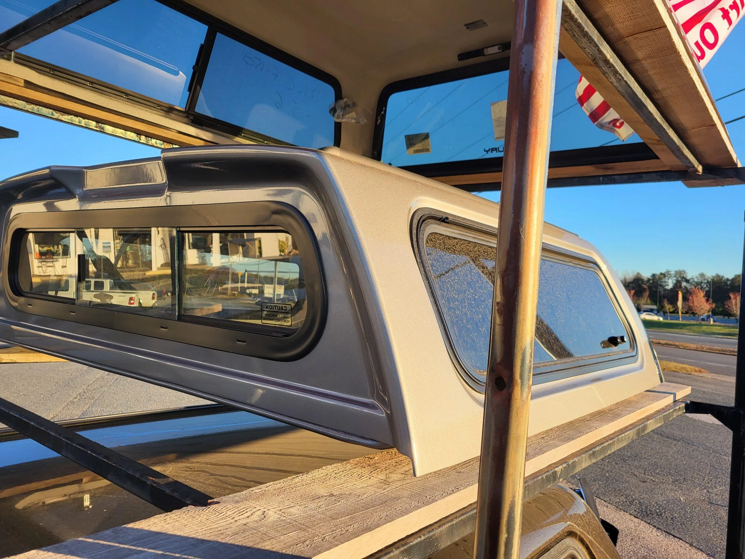 FACTORY SECOND CENTURY ULTRA SPORT TRUCK CAP 2023 CHEVROLET COLORADO CREW CAB EXTRA SHORT BED SILVER - 23885242 - Image 2