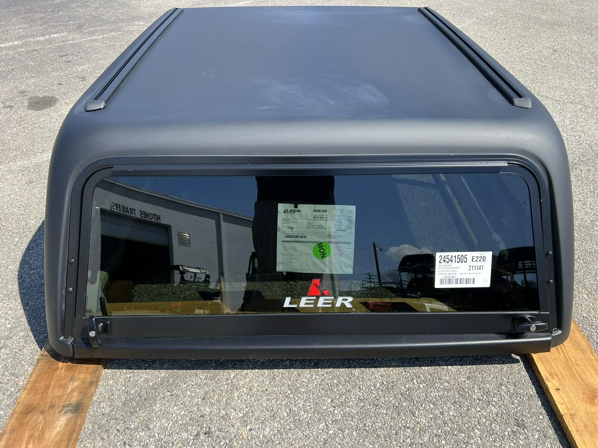 “HERE-N-READY” LEER 100S-RXF TRUCK CAP 2020+ JEEP GLADIATOR 5' SB - SHORT BED – RXF BLACK MATTE - 50JG20 - Image 2