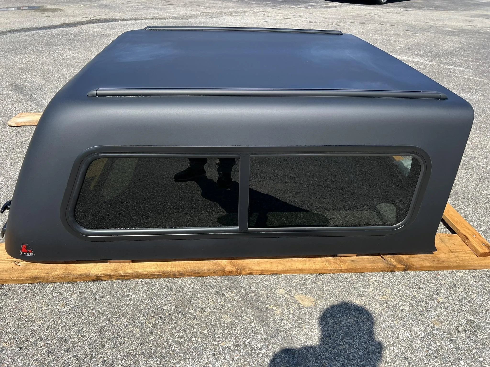 “HERE-N-READY” LEER 100S-RXF TRUCK CAP 2020+ JEEP GLADIATOR 5' SB - SHORT BED – RXF BLACK MATTE - 50JG20 - Image 4