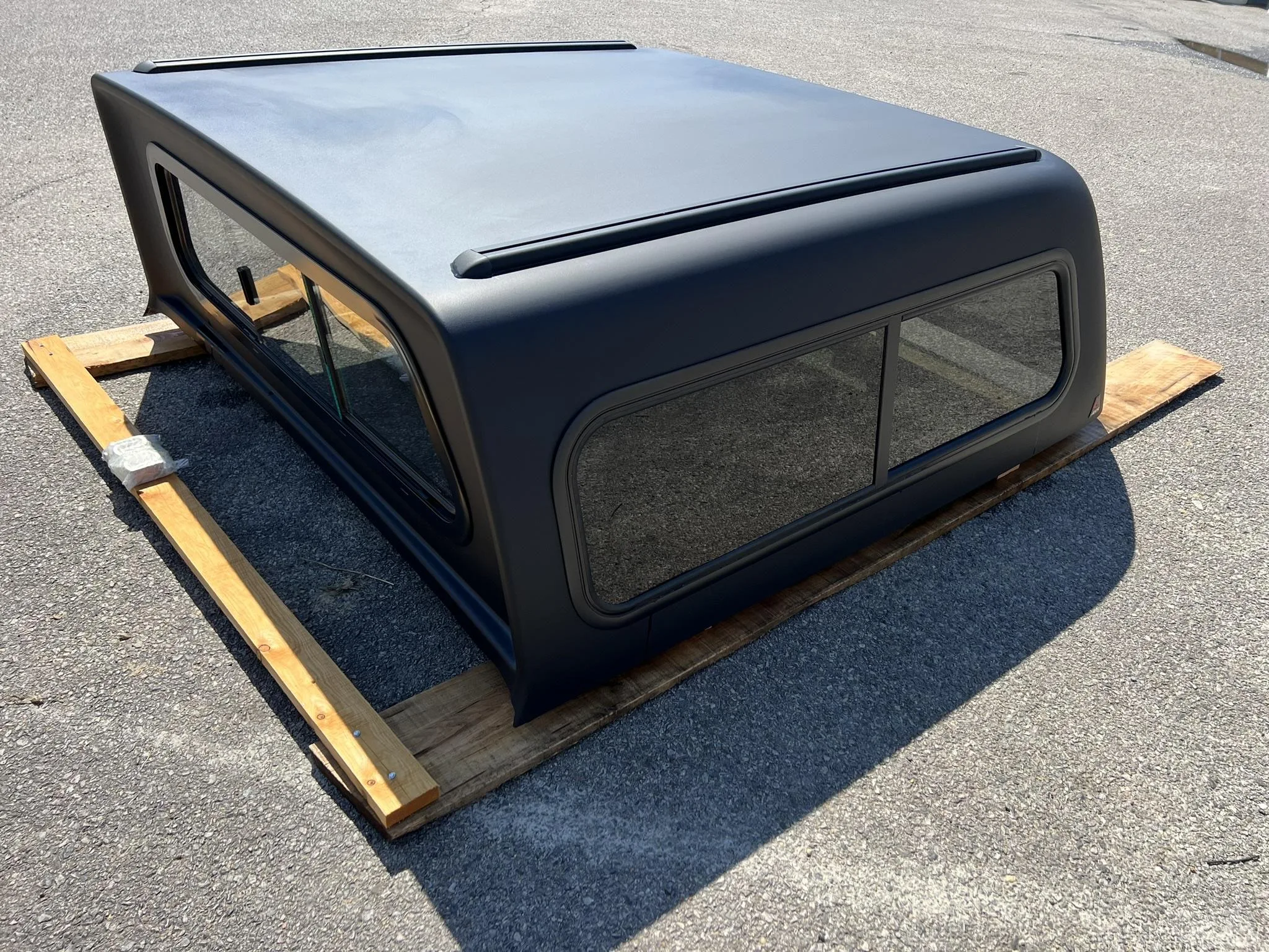 “HERE-N-READY” LEER 100S-RXF TRUCK CAP 2020+ JEEP GLADIATOR 5' SB - SHORT BED – RXF BLACK MATTE - 50JG20 - Image 7