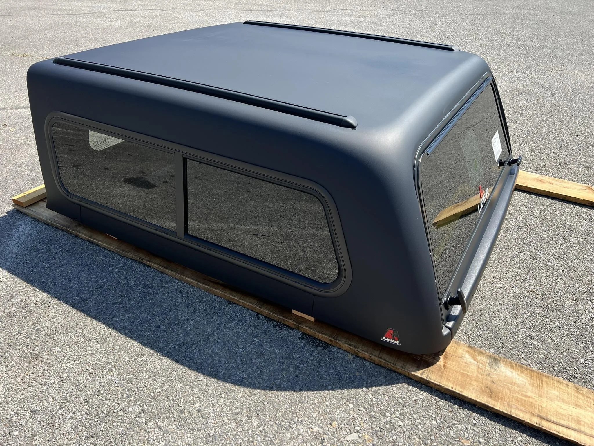 “HERE-N-READY” LEER 100S-RXF TRUCK CAP 2020+ JEEP GLADIATOR 5' SB - SHORT BED – RXF BLACK MATTE - 50JG20