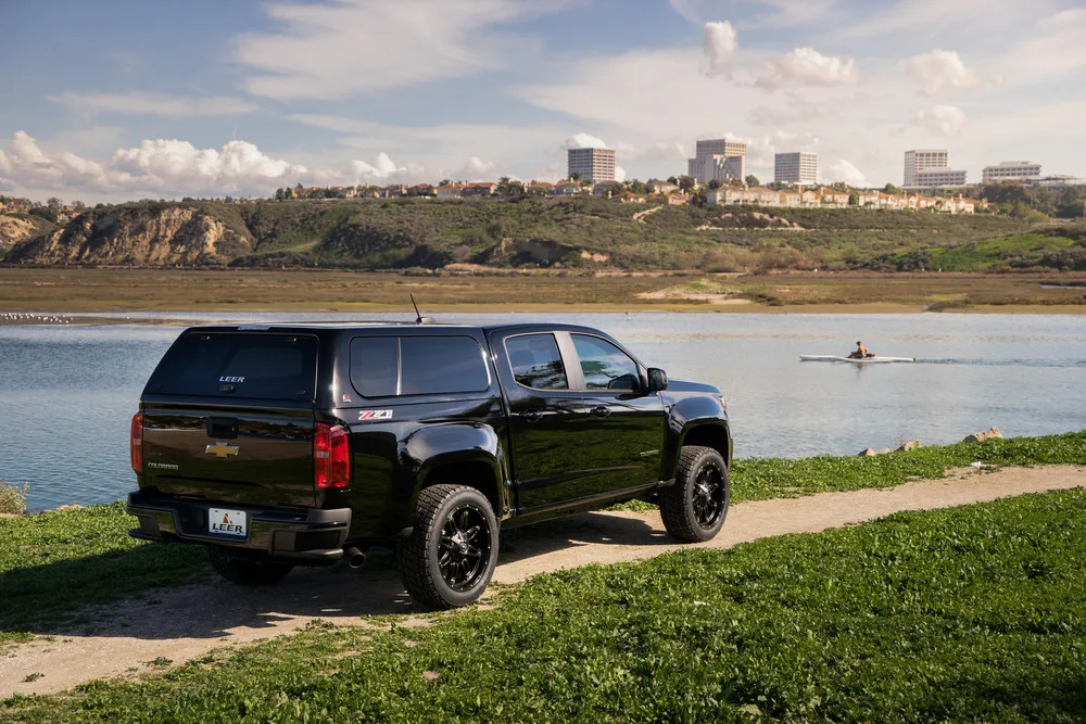 LEER 100XL DeluxePLUS Cab High Fiberglass Truck Cap - Image 7