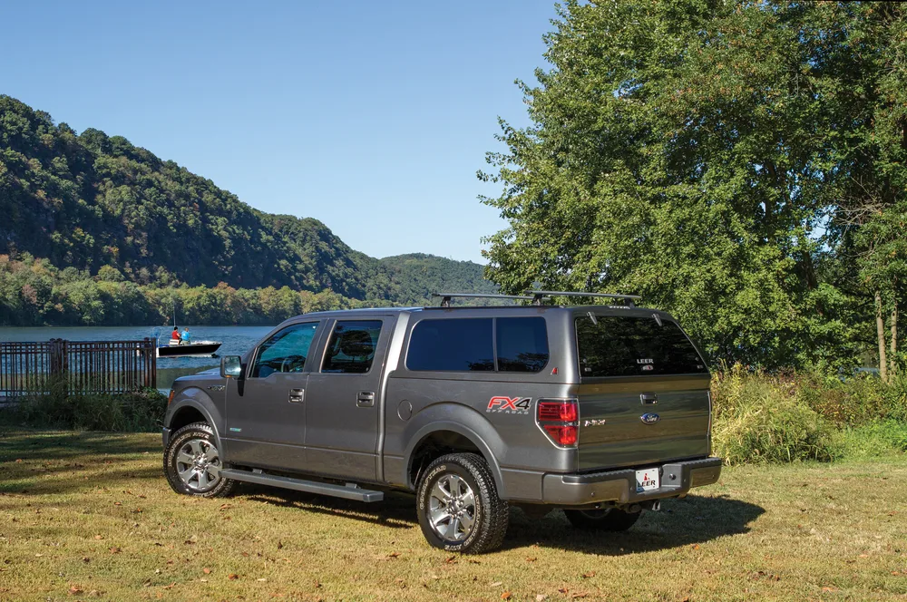 LEER 100XL DeluxePLUS Cab High Fiberglass Truck Cap - Image 8