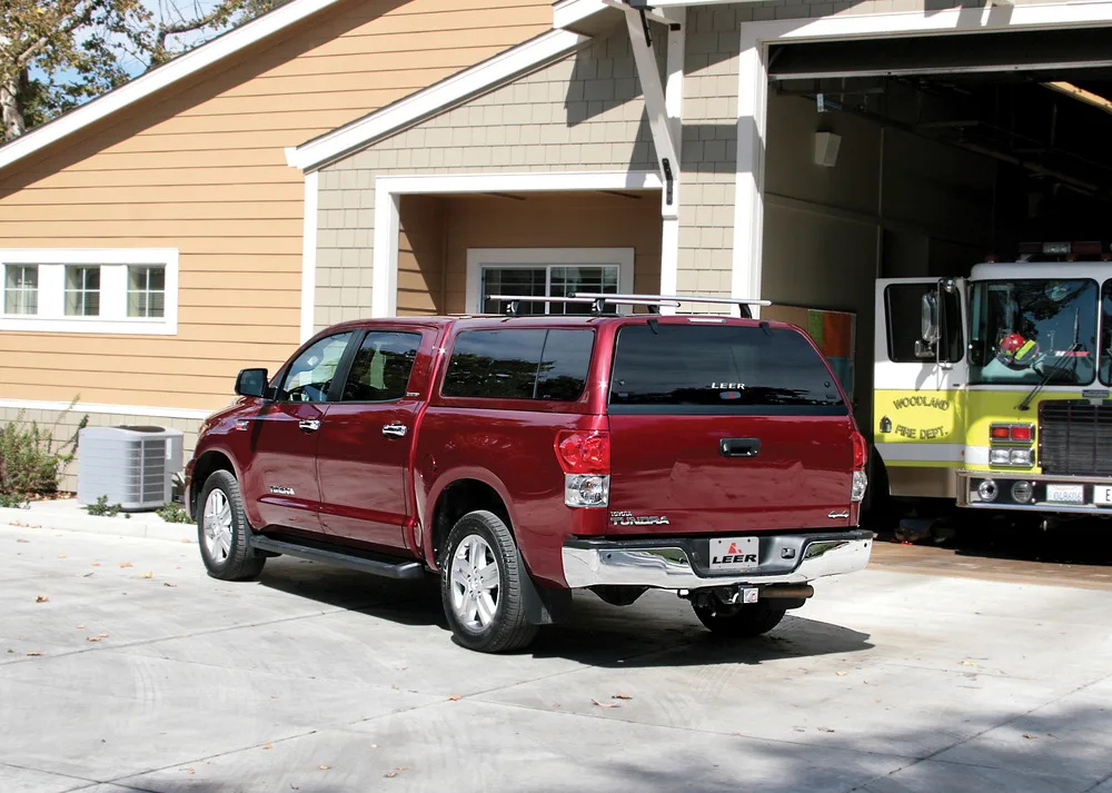 LEER 100XL DeluxePLUS Cab High Fiberglass Truck Cap - Image 10