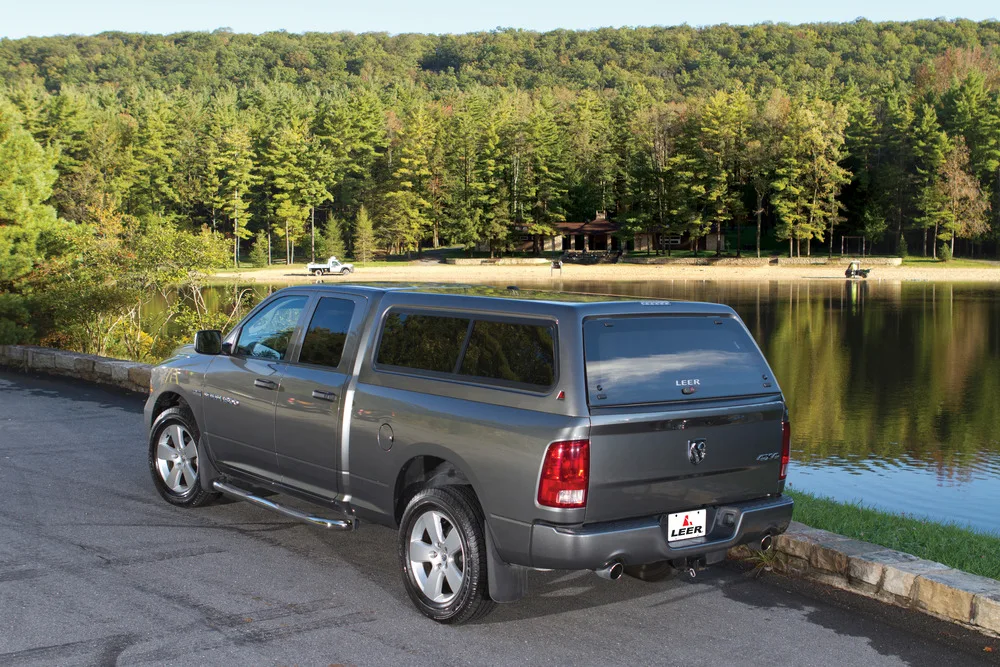 LEER 100XR Deluxe Cab High Fiberglass Truck Cap - Image 9