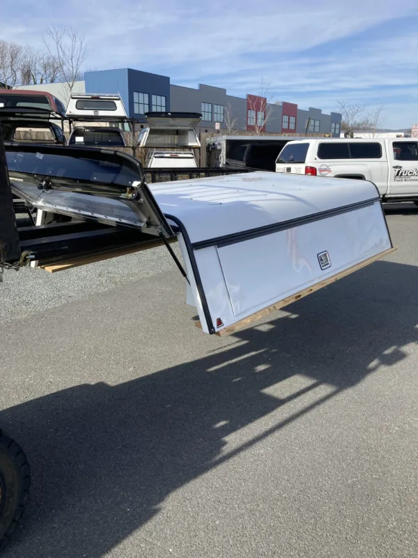 SOLD - USED LEER 100RCC TRUCK CAP 2017 FORD F-250-350 SUPERDUTY ALL CABS SHORT BED WHITE - 17038946 - SOLD - Image 3