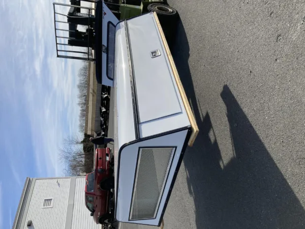 SOLD - USED LEER 100RCC TRUCK CAP 2017 FORD F-250-350 SUPERDUTY ALL CABS SHORT BED WHITE - 17038946 - SOLD - Image 4