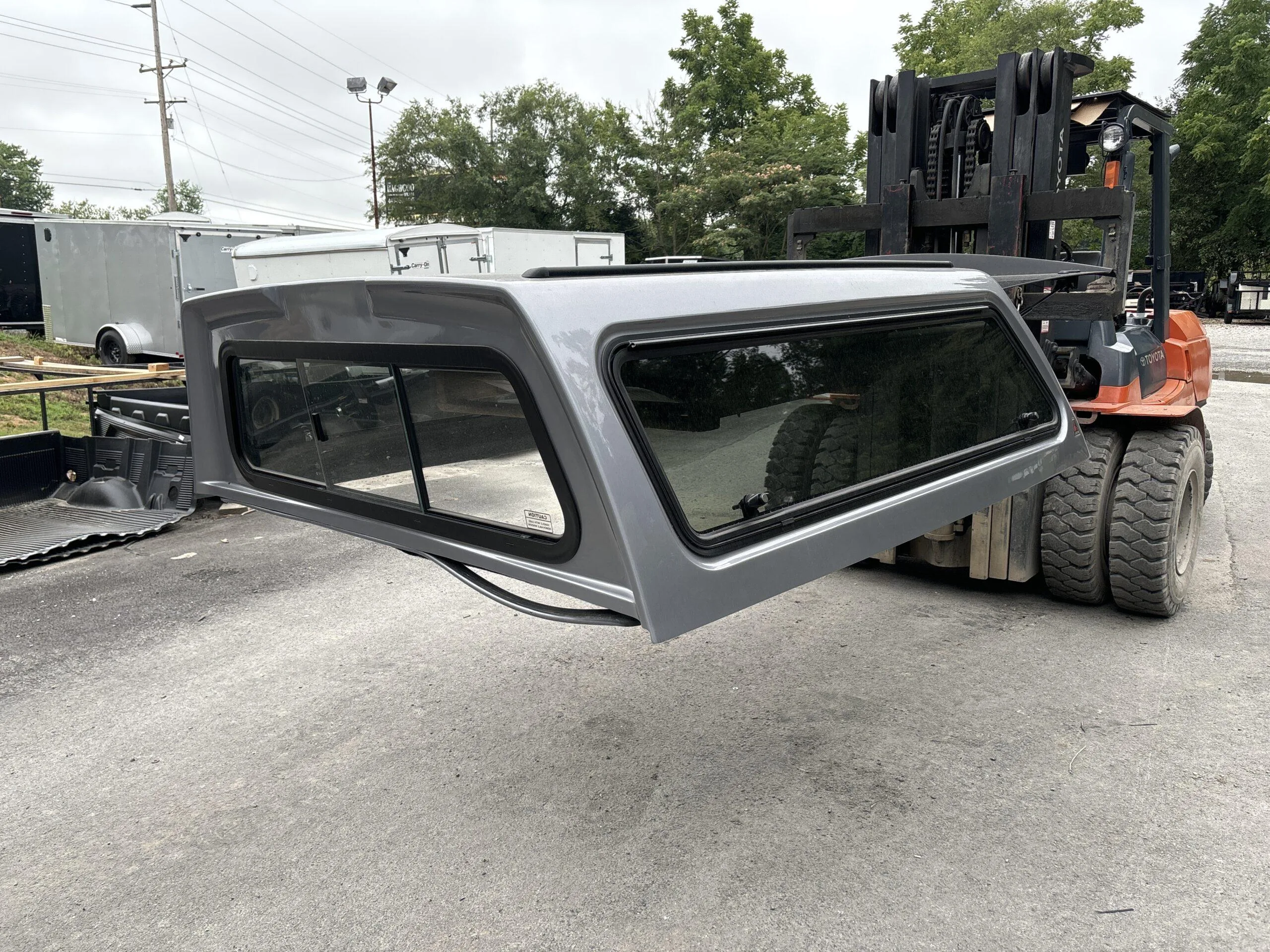 NEW LEER 100XR CAB HIGH TRUCK CAP 2009 RAM 1500 CREW CAB SHORT BED 6.5 SILVER - 25099208 - Image 2