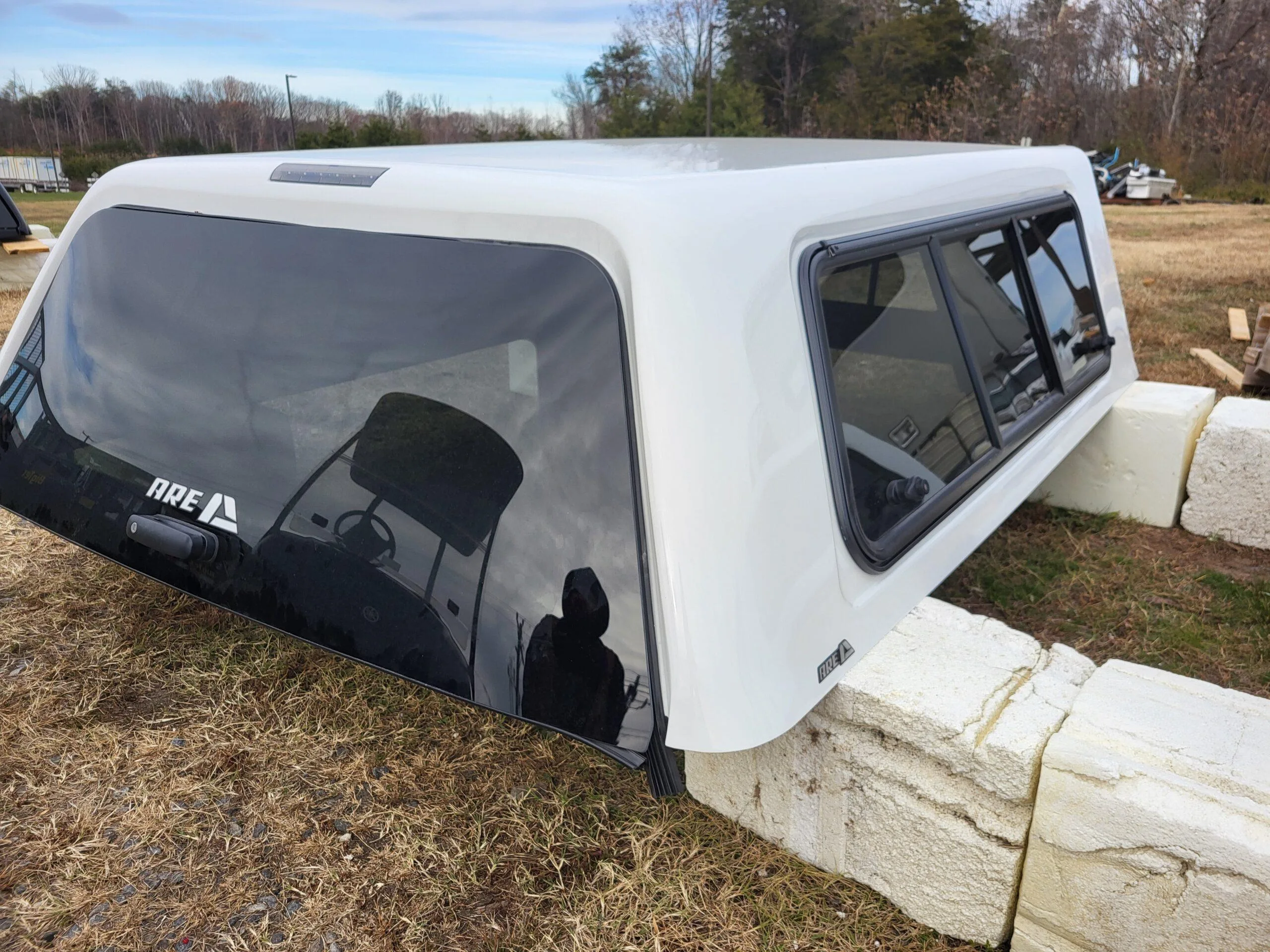 NEW OVERSTOCK A.R.E. 2022 FORD SUPER DUTY CREW CAB SHORT BED PEARL WHITE - N4550246