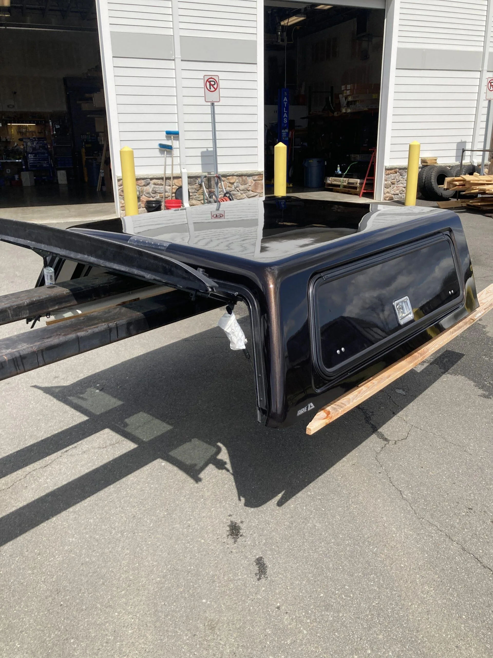 NEW OVERSTOCK ARE CX CLASSIC TRUCK CAP 2022 TOYOTA TUNDRA CREW CAB EXTRA SHORT BED BROWN - N4561273