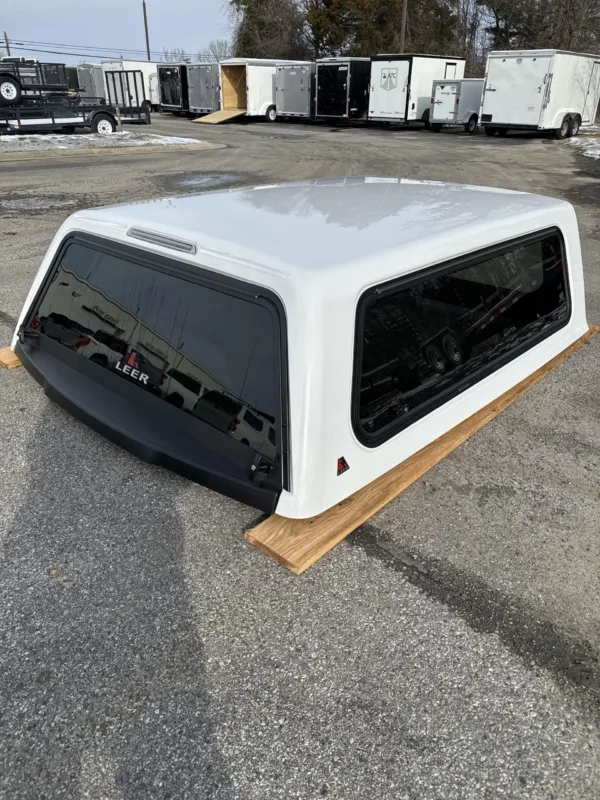 SOLD - USED LEER 100RCC TRUCK CAP 2017 FORD F-250-350 SUPERDUTY ALL CABS SHORT BED WHITE - 17038946 - SOLD
