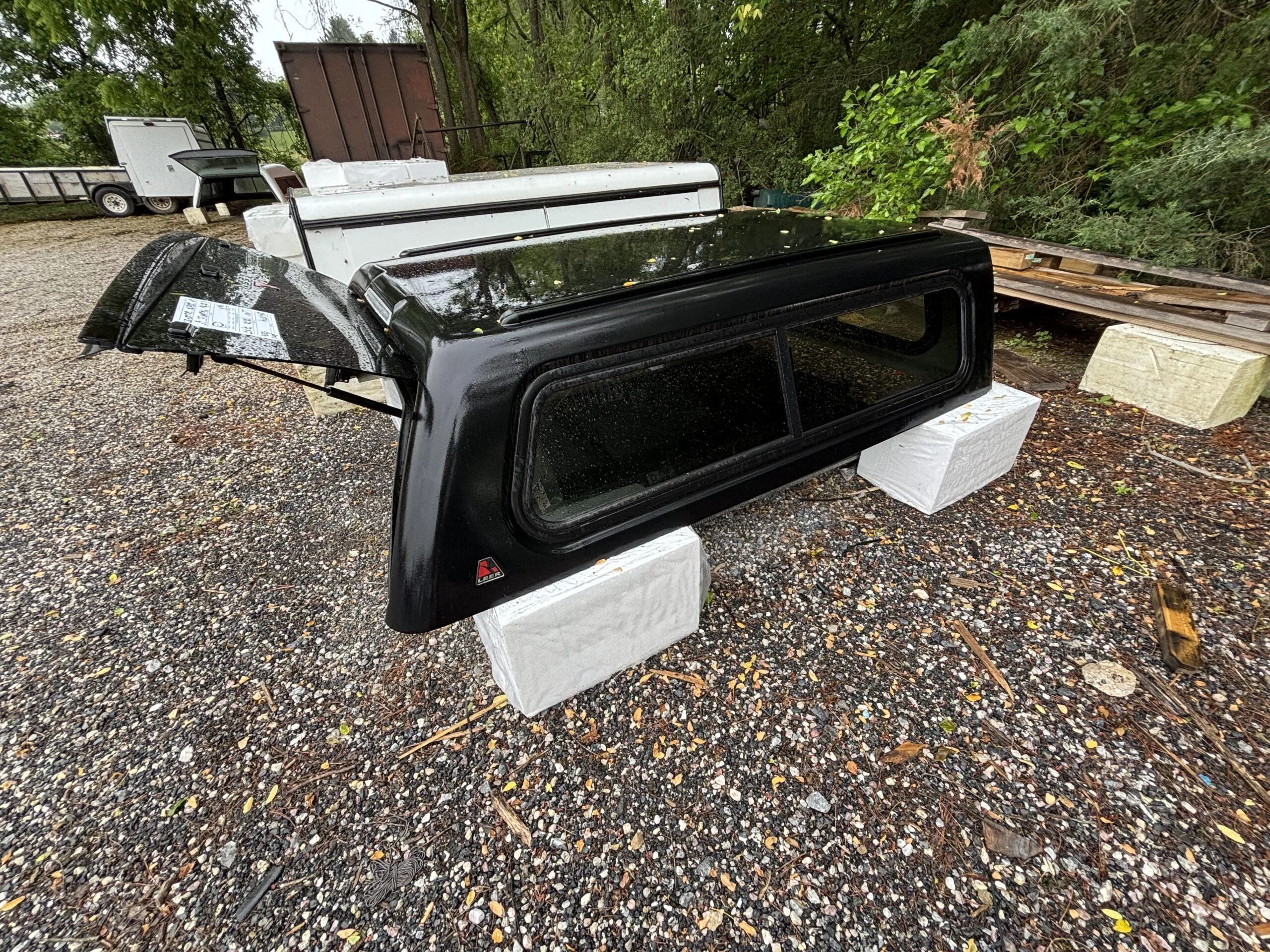 SOLD - USED LEER 100XR TRUCK CAP 2016 TOYOTA TACOMA SHORT BED EXTENDED CAB - RXF TEXTURED BLACK - 24638941 - SOLD