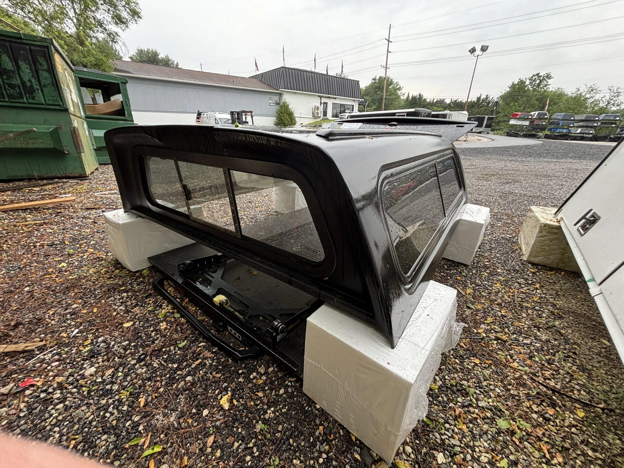 SOLD - USED LEER 100XR TRUCK CAP 2016 TOYOTA TACOMA SHORT BED EXTENDED CAB - RXF TEXTURED BLACK - 24638941 - SOLD - Image 2