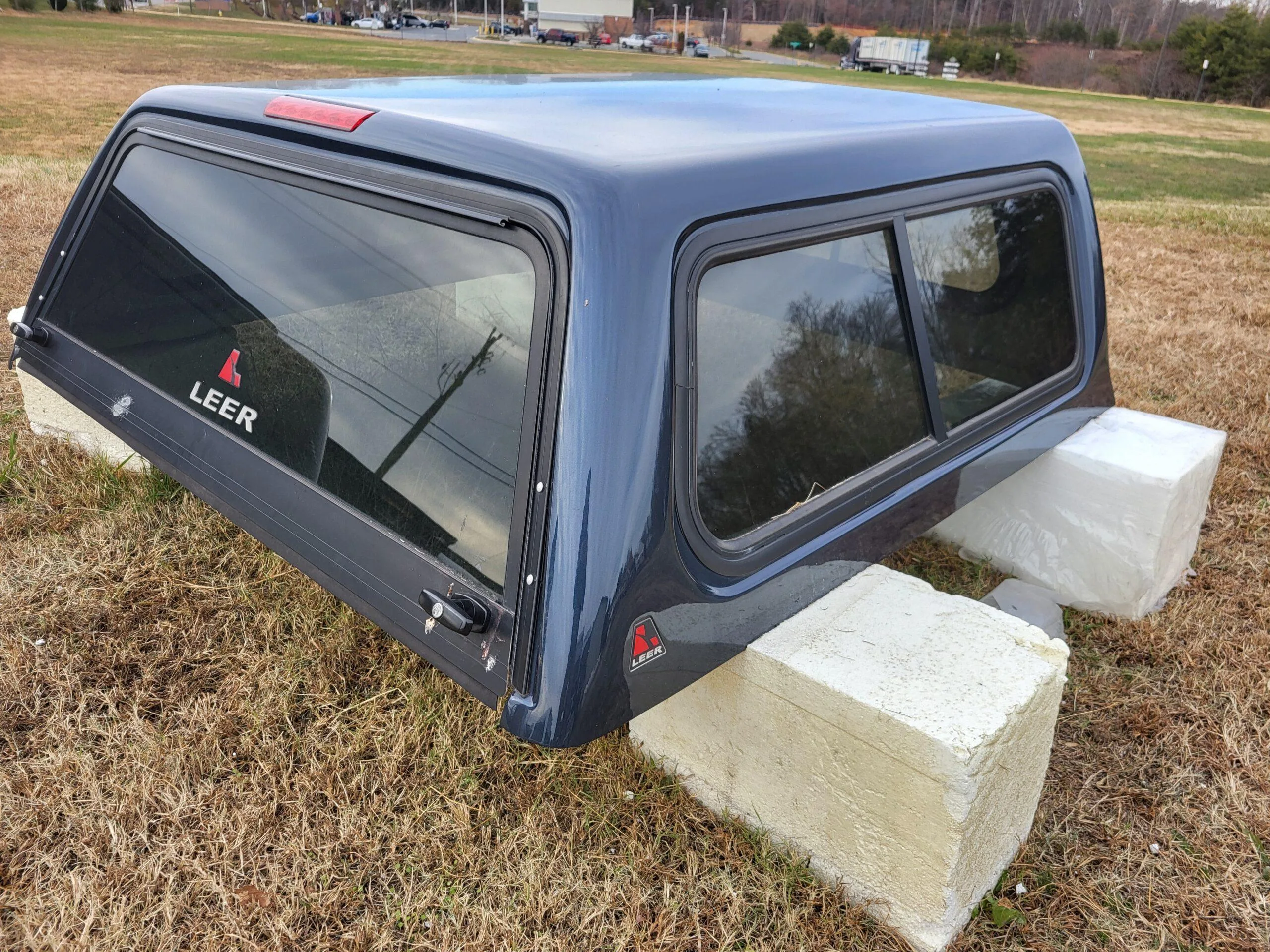 SOLD - USED TRADE IN LEER 100R TRUCK CAP 2013 NISSAN FRONTIER CREW CAB EXTRA SHORT BED GREY - 5132096 - SOLD