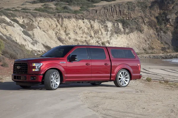 LEER 100XR Deluxe Cab High Fiberglass Truck Cap - Image 2