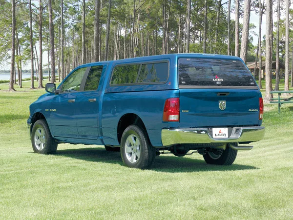 LEER 100XR Deluxe Cab High Fiberglass Truck Cap - Image 3