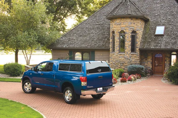 LEER 100XR Deluxe Cab High Fiberglass Truck Cap - Image 4