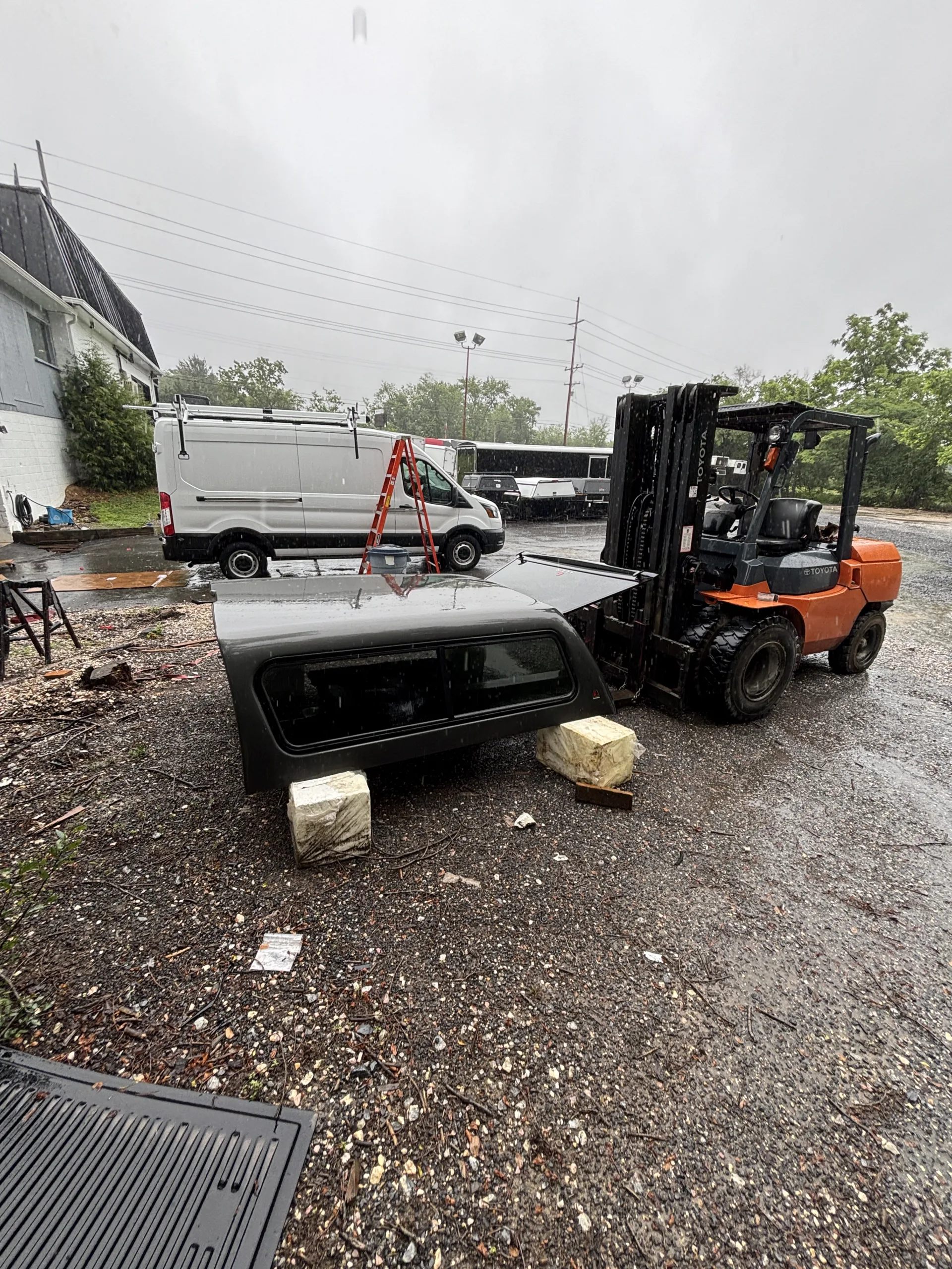 USED LEER 100R TRUCK CAP 2015 FORD SUPER DUTY CREW CAB SHORT BED - GREY - 2736381 - Image 3