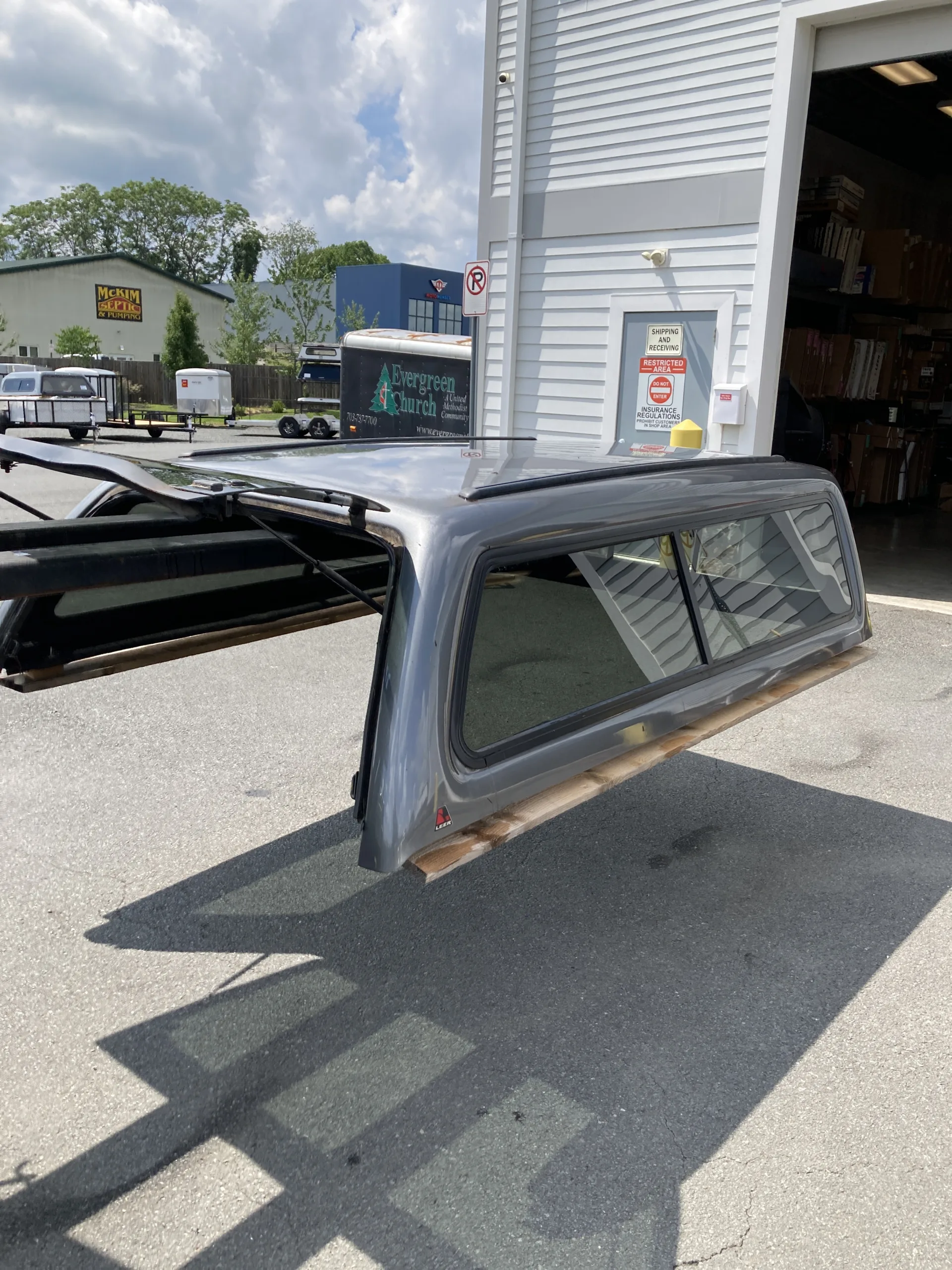 USED LEER 100XR TRUCK CAP 2008 FORD SUPER DUTY CREW CAB LONG BED - CHARCOAL - 02512461