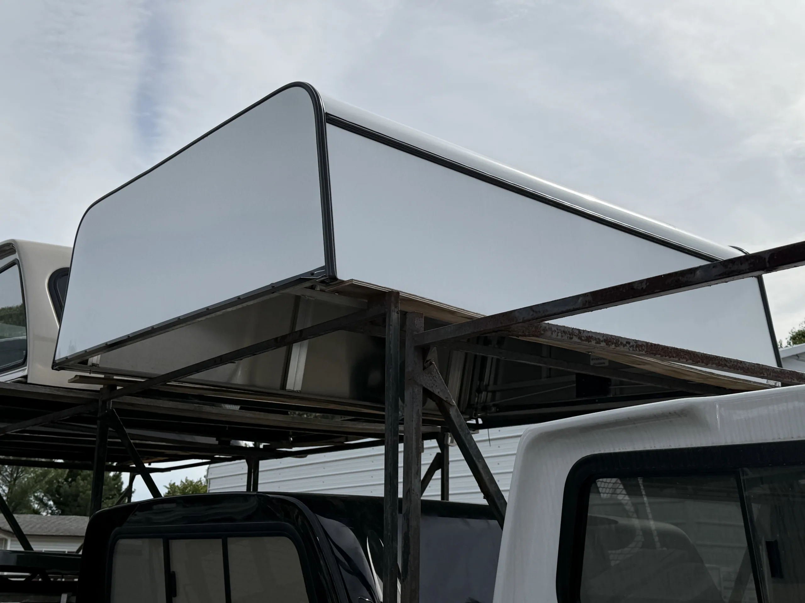 DEMO ARE DCU HD ALUMINUM TRUCK CAP 2023 CHEVROLET SILVERADO 1500 CREW CAB SHORT BED - WHITE - 5N4600161.1