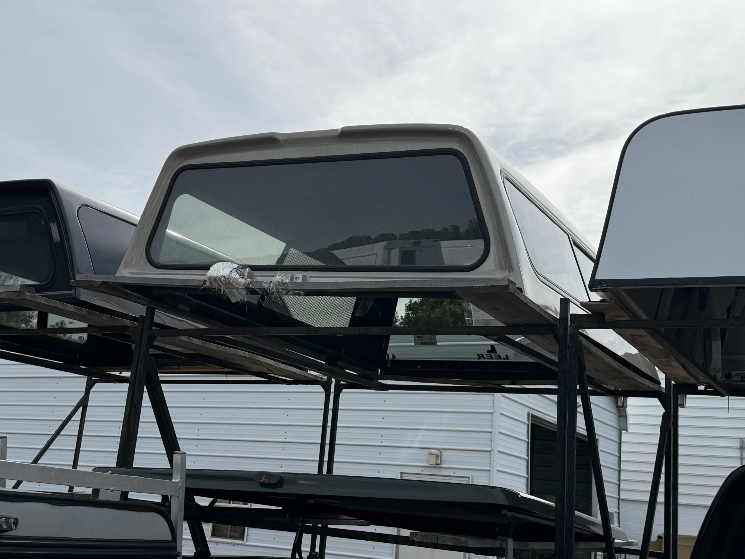 DEMO LEER 100R TRUCK CAP 2010 FORD SUPER DUTY CREW CAB SHORT BED - GOLD - 25910035
