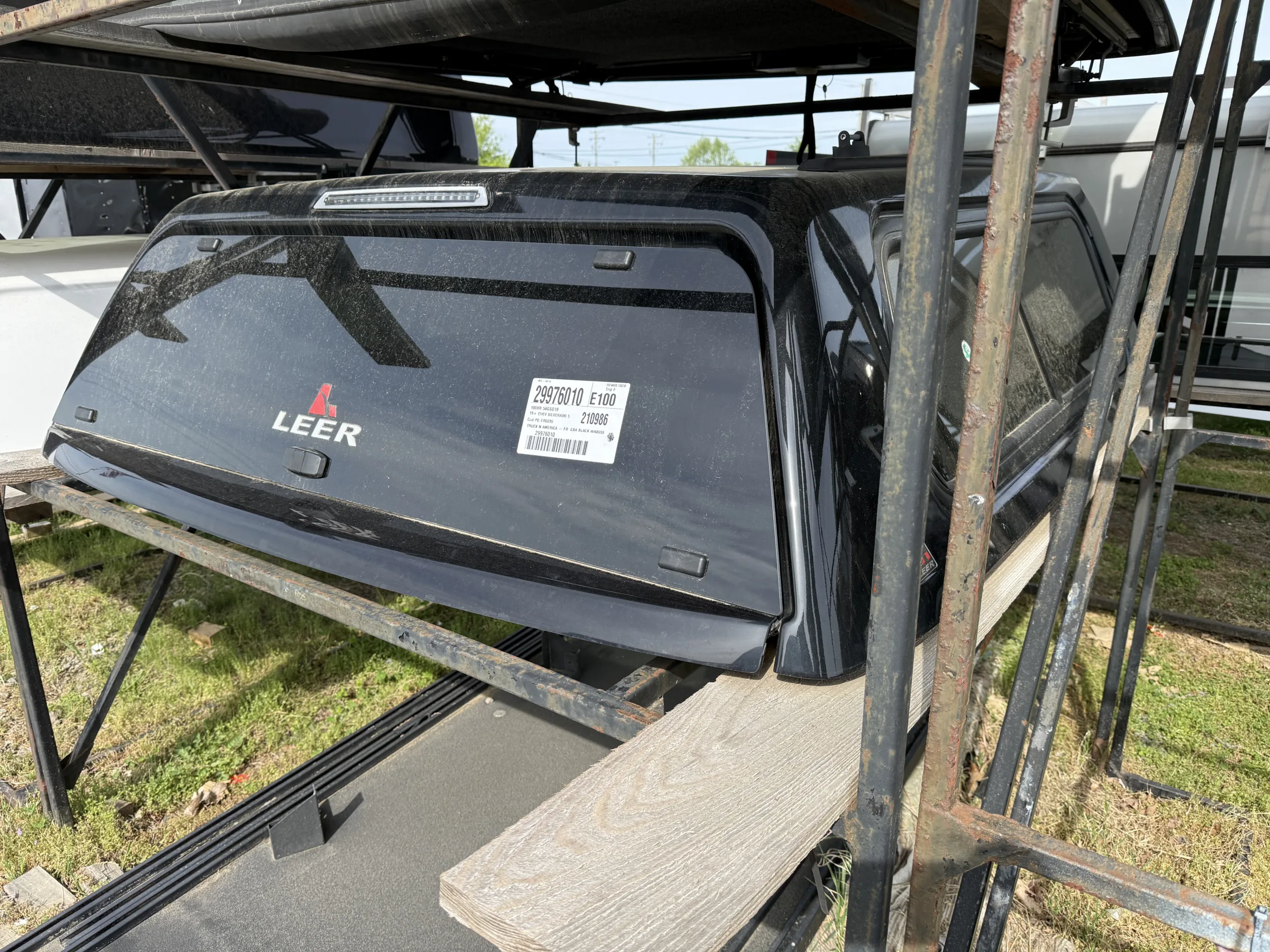 NEW LEER 100XR TRUCK CAP 2019+ CHEVROLET SILVERADO CREW CAB EXTRA SHORT BED - BLACK - 29976010