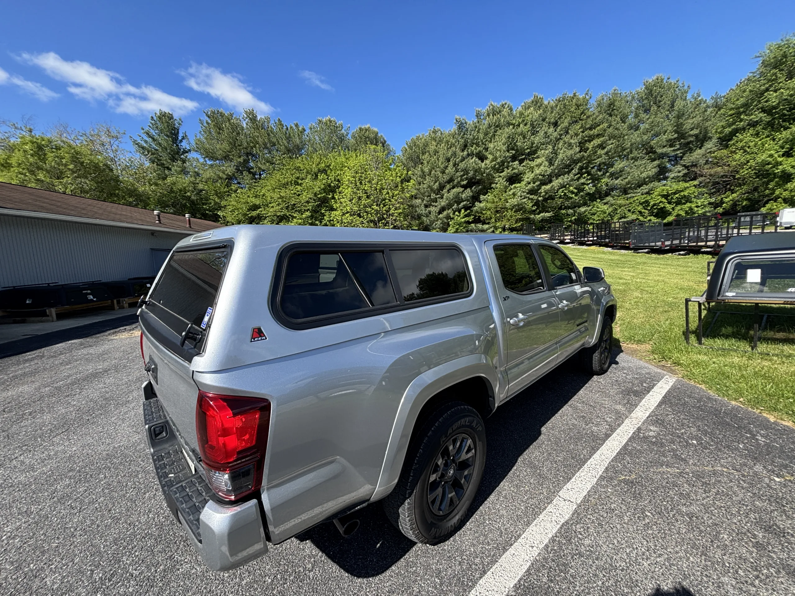 USED LEER 100R FIBERGLASS TRUCK CAP 2016 TOYOTA TACOMA CREW CAB EXTRA SHORT BED - SILVER - 26280980