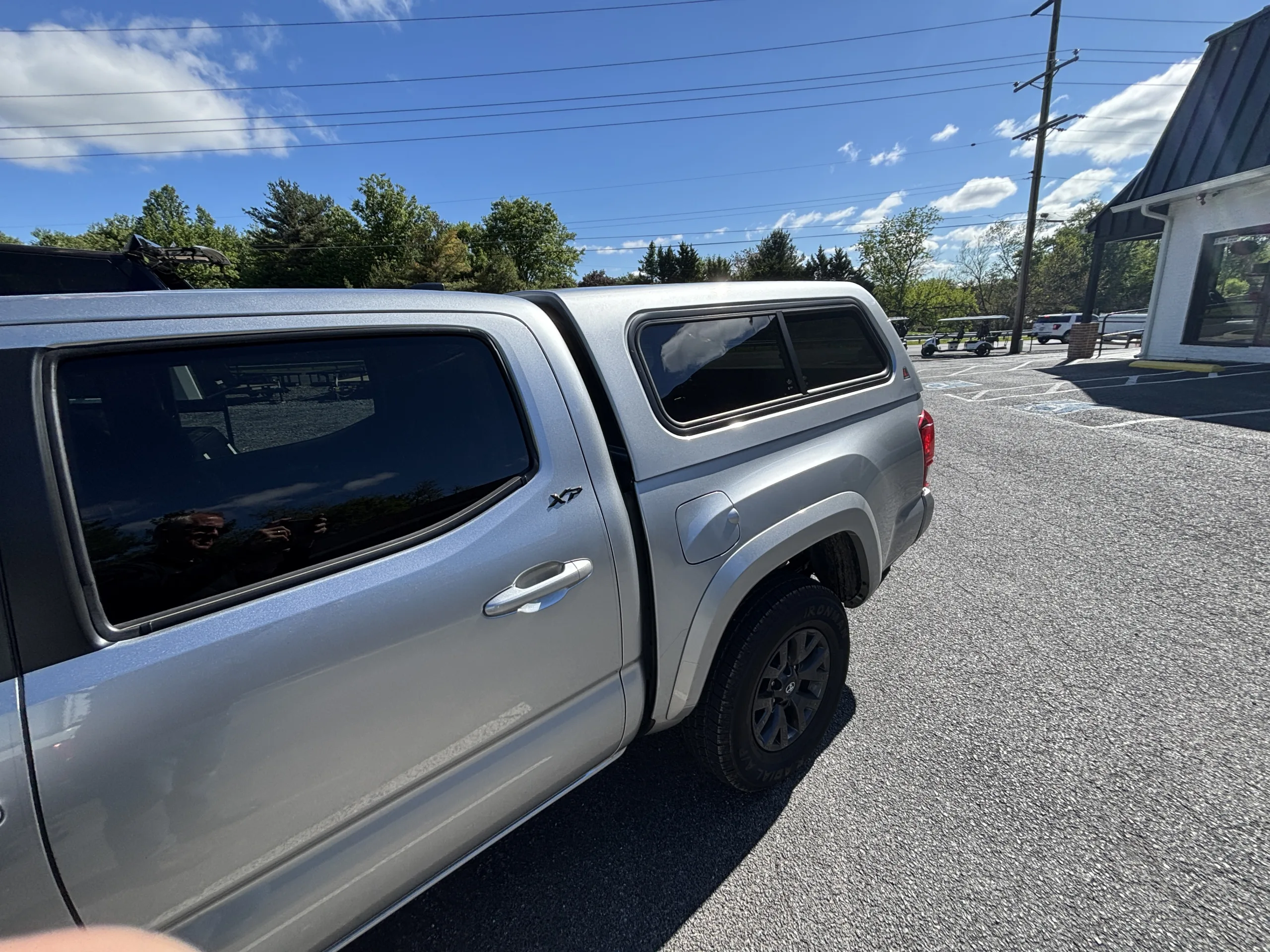 USED LEER 100R FIBERGLASS TRUCK CAP 2016 TOYOTA TACOMA CREW CAB EXTRA SHORT BED - SILVER - 26280980