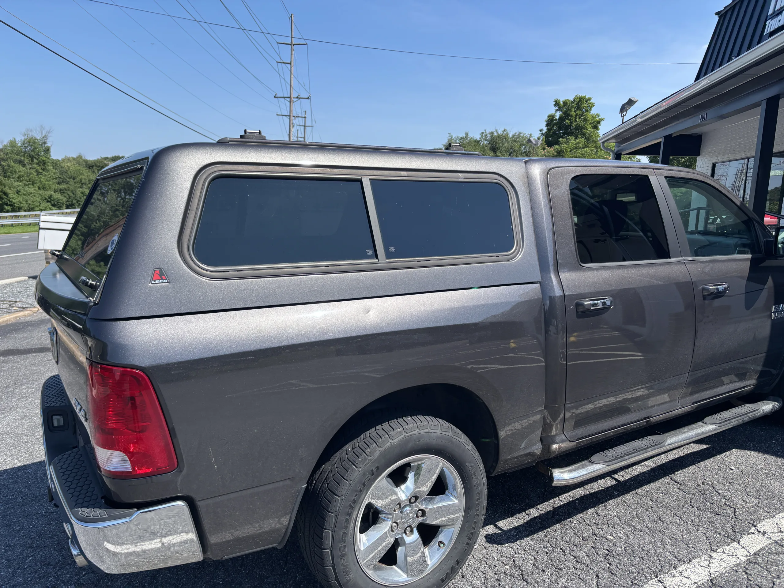 USED LEER 100R FIBERGLASS TRUCK CAP 2009 DODGE RAM 1500 CREW CAB EXTRA SHORT BED - GREY - 2666322